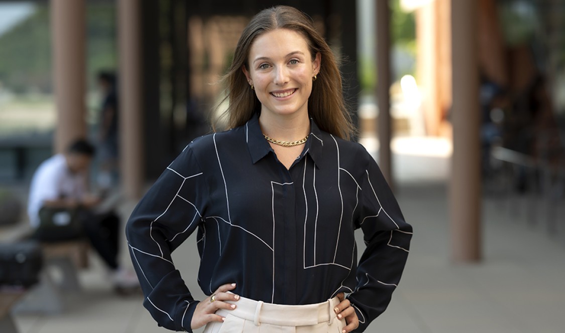 Portrait of Annie Raines ’22 outside of Kravis Center.