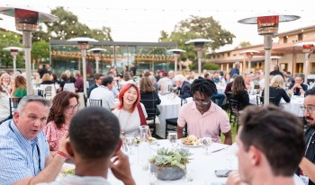 Group of Alumni Weekend attendees eating dinner