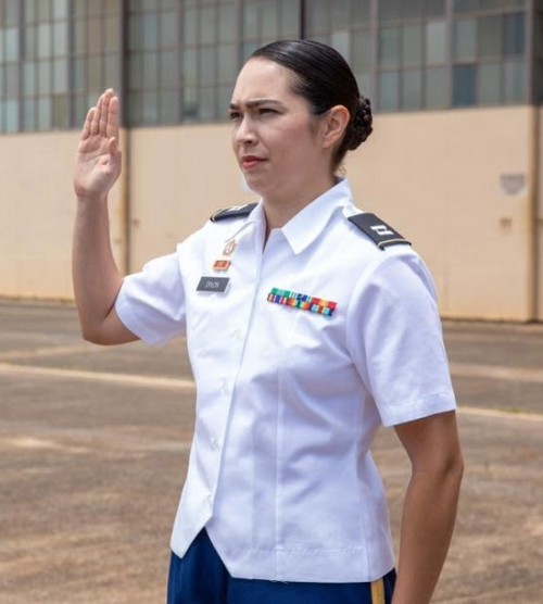 Lindsay Dixon holding her right hand up.