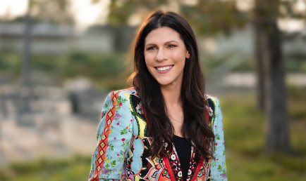 Portrait of a smiling Naomi Bagdonas ’09 on campus.