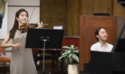 YooJin Jang and Sheena Hui ’19 playing the violin and piano
