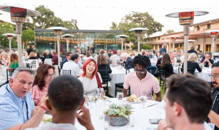 Group of Alumni Weekend attendees eating dinner