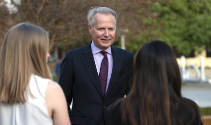 David Dreier '75 talking to students